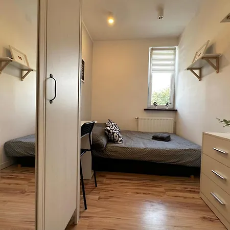 Rum i privatbostad Motlava - Peaceful Retreat, 10 Minutes To Old Town & Seaside